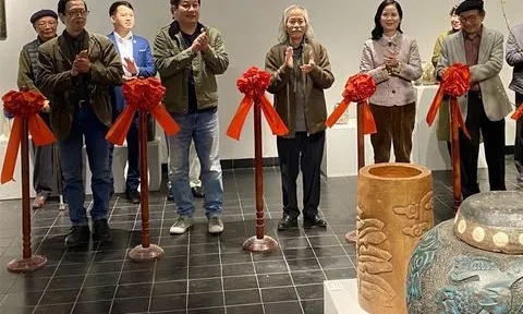 Ngắm những tác phẩm gốm Việt mang đậm sắc xuân