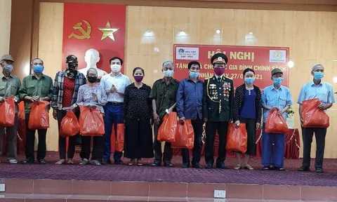 Thời báo Văn học nghệ thuật tặng quà các thương binh và gia đình liệt sỹ