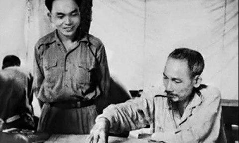 Bác Hồ nghe đồng chí Võ Nguyên Giáp đánh pi-a-no