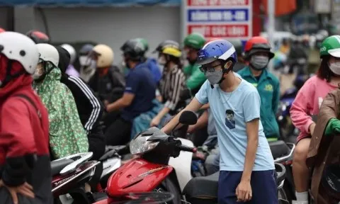 Giá xăng dự kiến tăng trở lại, dân tình xếp hàng từ sáng sớm