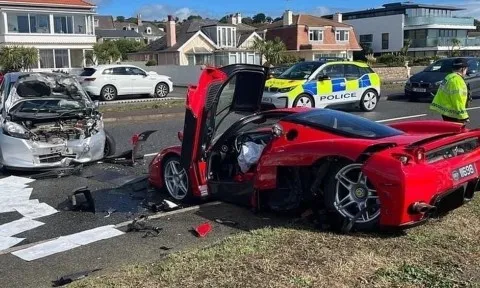 Nhân viên lái Ferrari Enzo triệu đô của khách gây tai nạn, thiệt hại nặng