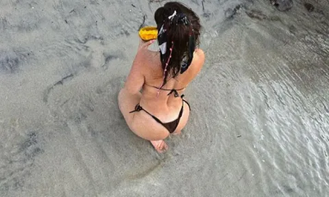 Wanda Nara khoe ngực trần táo bạo trên bờ biển thơ mộng