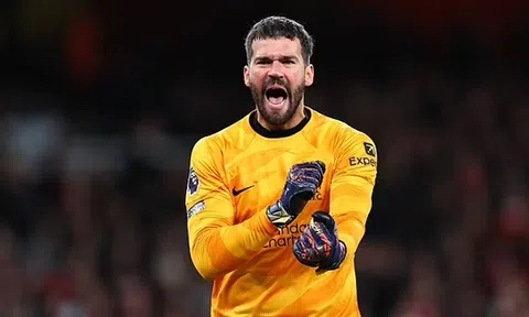 Alisson mỉa mai thể thức mới của Champions League