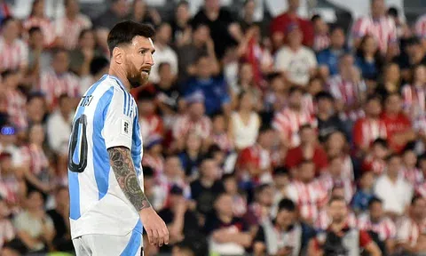 CĐV Paraguay ném chai nhựa vào Messi, gọi anh là 'thằng lùn chết tiệt'