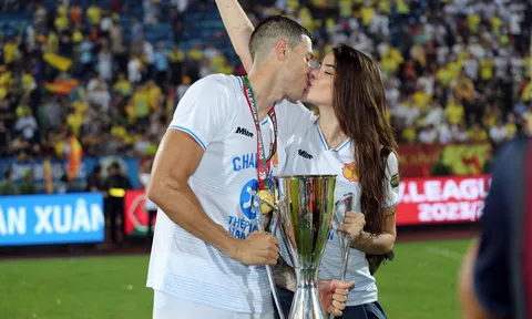 Vô địch V-League, sao Nam Định trao nụ hôn nồng cháy cho bạn gái xinh như mộng
