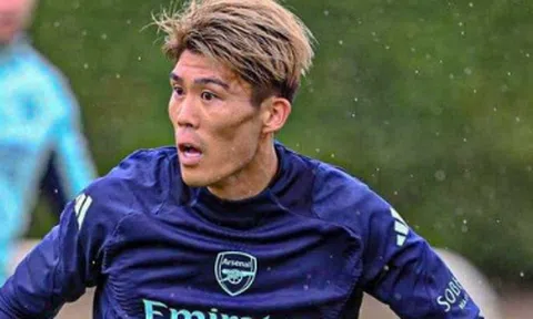 Arsenal báo hung tin về Tomiyasu