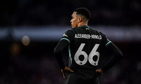 Carragher cho rằng Alexander-Arnold muốn tháo chạy khỏi Liverpool