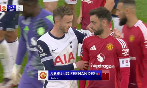 "Bruno Fernandes đã bị trượt chân"