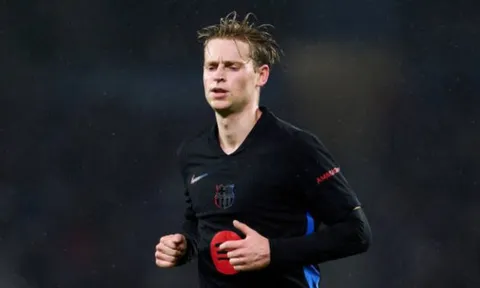 De Jong bật khóc trong phòng thay đồ Barca