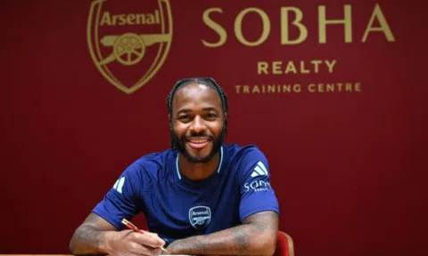 Đến Arsenal, Sterling lập tức “gieo ác mộng” cho 3 đồng đội