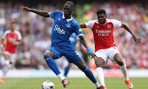 Everton gặp khó, Arsenal tranh thủ 'đục nước béo cò' - Onana