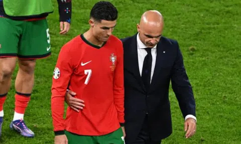 Bồ Đào Nha bại trận, HLV Martinez nói thẳng về tương lai của Ronaldo