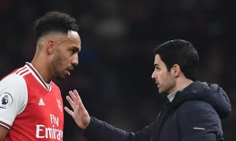 Mikel Arteta túm áo cựu sao Arsenal, hét lên: 'Cậu phản bội tôi' trước cuộc chia tay đầy cay đắng