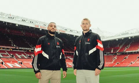 De Ligt thua Mazraoui trong lần đầu đặt chân tới Old Trafford