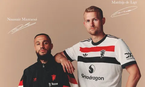 Hình ảnh đầu tiên của De Ligt và Mazraoui trong màu áo Man Utd