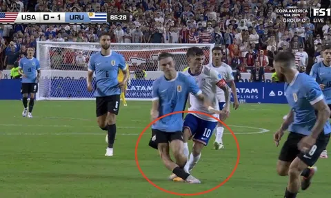 Va chạm gập cả chân, Ugarte khiến Man Utd lo sốt vó
