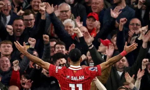 Anfield tiếp lửa cho màn lội ngược dòng của Liverpool