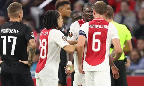 Ajax thắng dễ, Henderson vẫn nổi điên với đồng đội