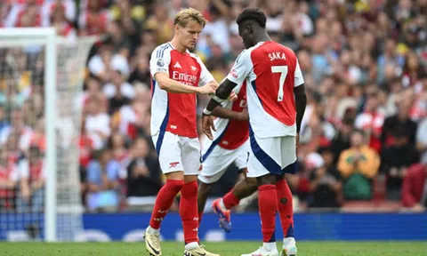 Saka giúp Arsenal tạm quên Odegaard