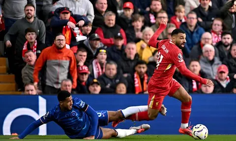 Bị hàng công Liverpool "làm gỏi", thủ lĩnh tương lai Chelsea vẫn còn nhiều yếu điểm