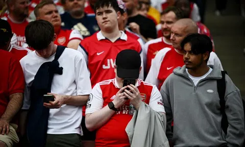 Mây đen bao phủ Emirates, CĐV Arsenal tuyệt vọng sau 79 giây