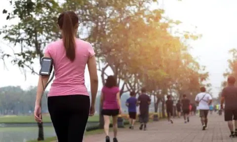 Không phải đi bộ buổi sàng giúp giảm cân, mà đi bộ buổi tối mới thực sự giúp giảm cân tốt