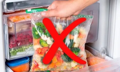 Vì sao không nên cho rau củ đựng trong túi nylon vào tủ lạnh?