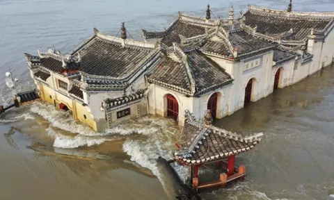 Ngôi chùa kỳ lạ đứng vững suốt 700 năm giữa dòng sông dài nhất Trung Quốc, bất chấp lũ lụt, đại hồng thủy