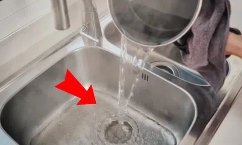 Vì sao không nên đổ nước nóng vào bồn rửa bát?
