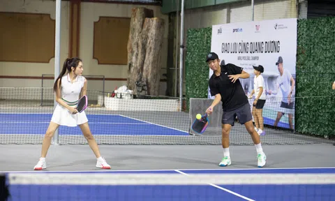 Á hậu Hồng Hạnh đánh pickleball cùng thần đồng Quang Dương