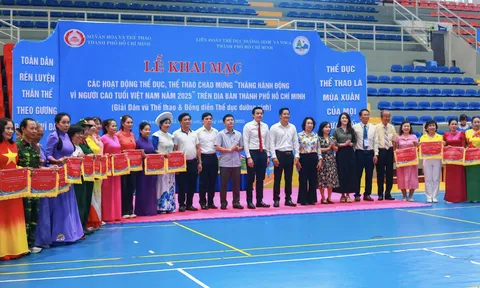 Thể thao không tuổi, sức sống rực rỡ giữa hoàng hôn￼