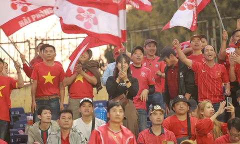 CĐV Hải Phòng tiếp lửa đường xa, nhuộm đỏ chảo lửa sân Vinh