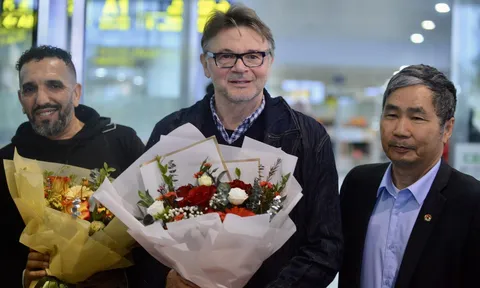 HLV Philippe Troussier chính thức có mặt ở Việt Nam cùng 'người đặc biệt'