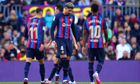 Barca thắng quả cảm Valencia trong thế 10 người và sút hỏng penalty