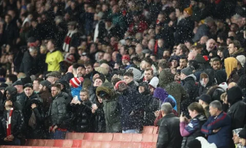 Đi vào vết xe đổ của MU, Arsenal khiến CĐV phẫn nộ vì sự cố trên sân Emirates