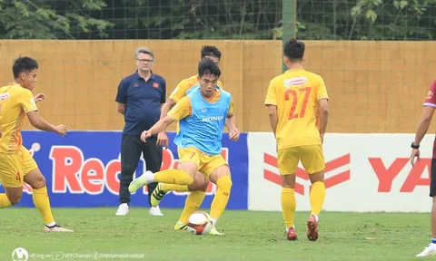 HLV Troussier dặn dò một cầu thủ U23 Việt Nam trước ngày sang Qatar