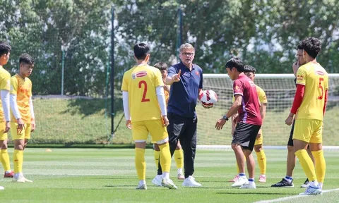 HLV Troussier 'chia đôi' U23 Việt Nam sau trận thua đậm Iraq