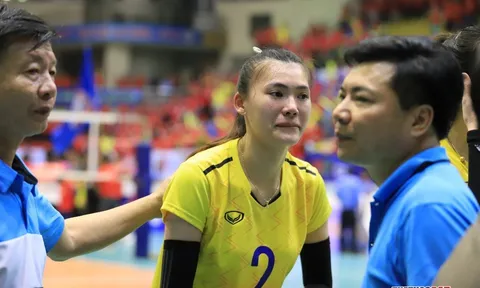 VĐV bóng chuyền nữ Ninh Bình khóc nghẹn sau trận thua, ấm ức vì trọng tài