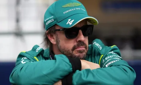 Alonso nổi giận với Albon sau va chạm khiến Aston Martin hư hại nặng