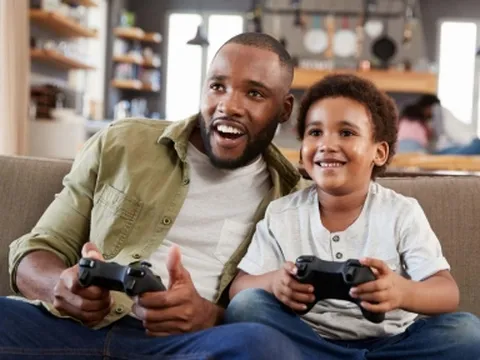 Một phụ huynh chơi game cùng con để giúp con cai nghiện game