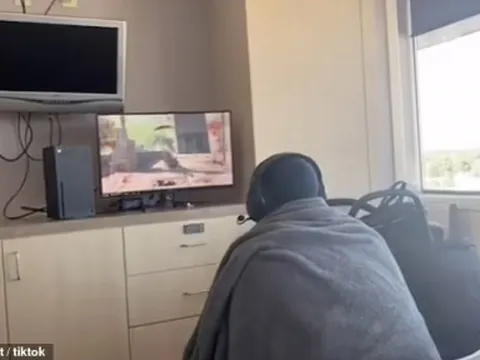 Anh chồng bá đạo vừa chơi game vừa... chăm vợ đẻ