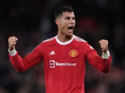 Giữa cơn bão dư luận, huyền thoại MU ủng hộ Cristiano Ronaldo ra đi