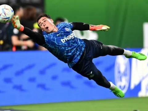 Bị Chelsea 'hắt hủi', thủ thành đắt giá nhất thế giới được 'ông lớn' Serie A giải cứu