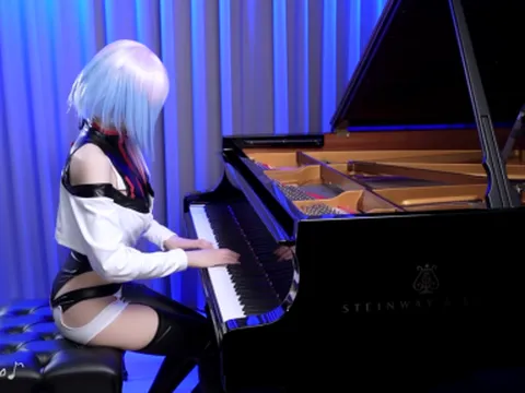 VIDEO: Nữ nhạc công cosplay Lucy trong  Edge Runners để trình diễn ca khúc chủ đề 'I Really Want to Stay at Your House'