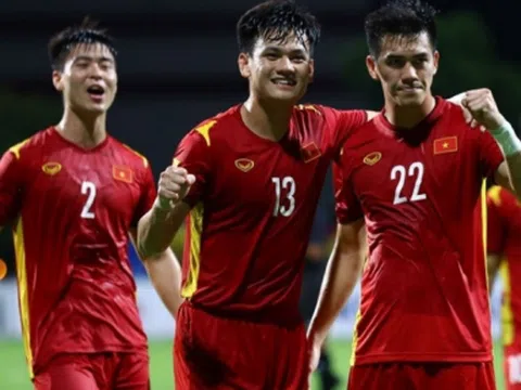 VIDEO: Ngôi sao ĐT Việt Nam xé lưới đối thủ ở AFF Cup