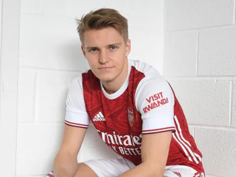 Martin Odegaard 'nắn chỉnh' các đồng đội trước trận đấu của Arsenal