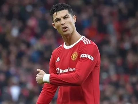 Ronaldo khiến NHM trầm trồ vì hành động đúng chất siêu sao của mình