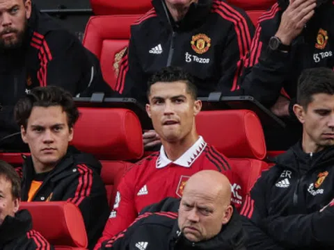 Ronaldo 'lắc đầu' khi bị thay ra trong trận MU vs Newcastle
