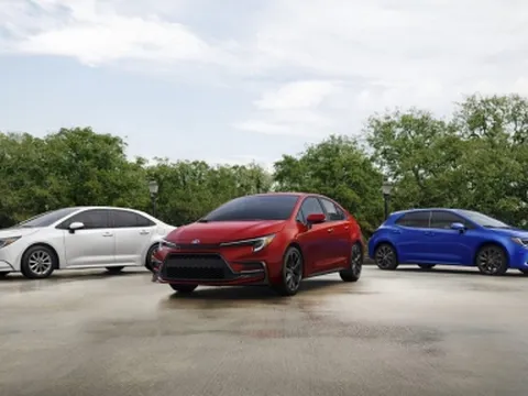 Toyota ra mắt mẫu xe hạng C đẹp long lanh, đe nẹt Mazda 3, Kia K3