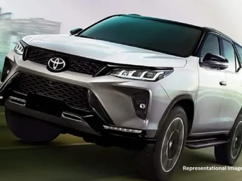 Toyota Fortuner 2023 sắp ra mắt gây ấn tượng với nền tảng và động cơ mới